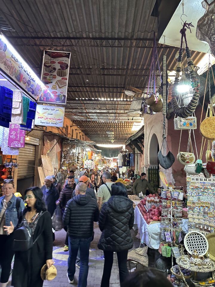 viajar a Marruecos el zoco en marruecos lleno de gente